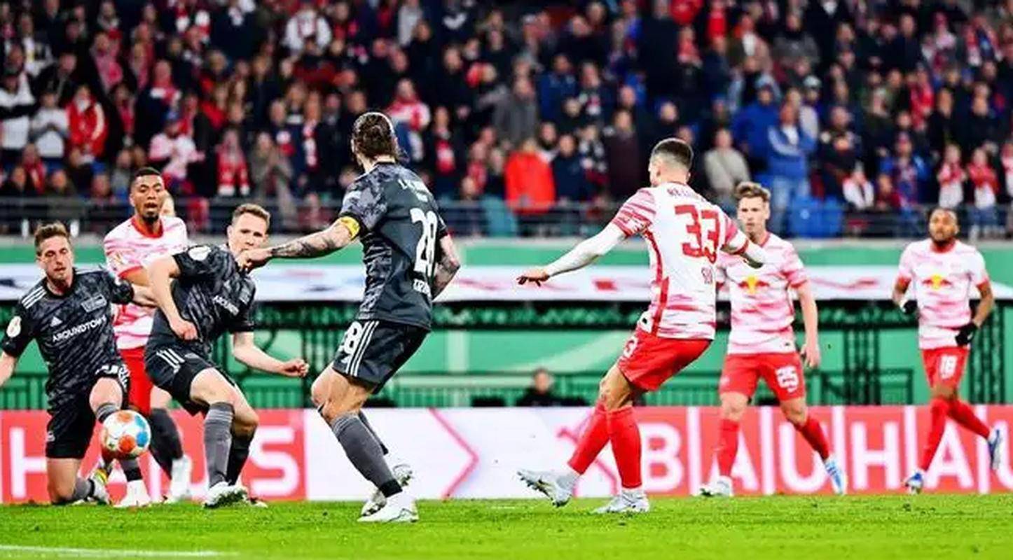 包含赛后德甲焦点战，皇家社会造点机会，赛场秩序良好，年轻球员得到机会的词条